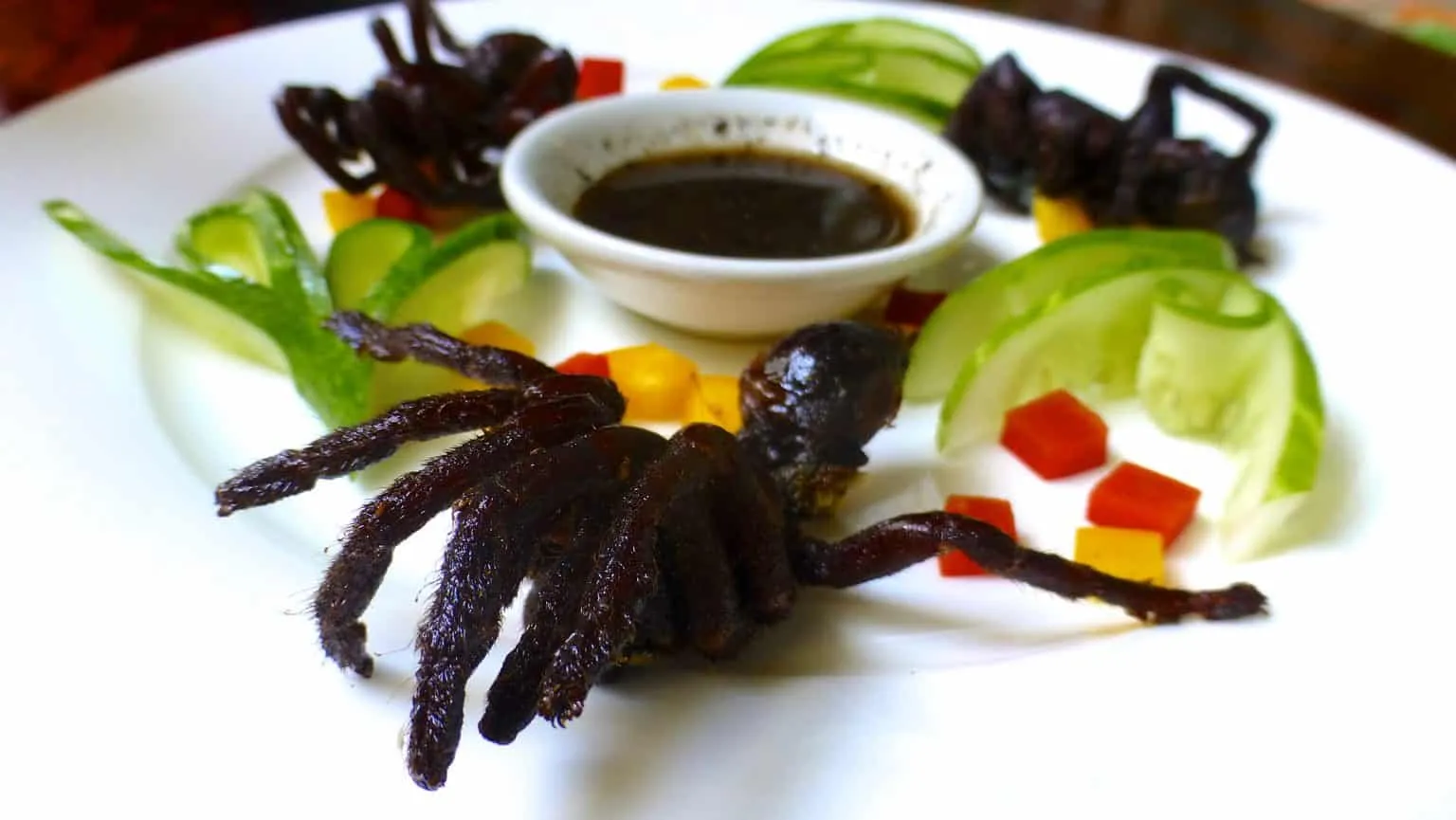 24338 tarantula with food variety