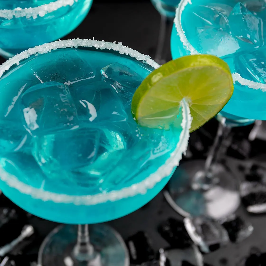 /img/24340-cocktail-garnishes.webp