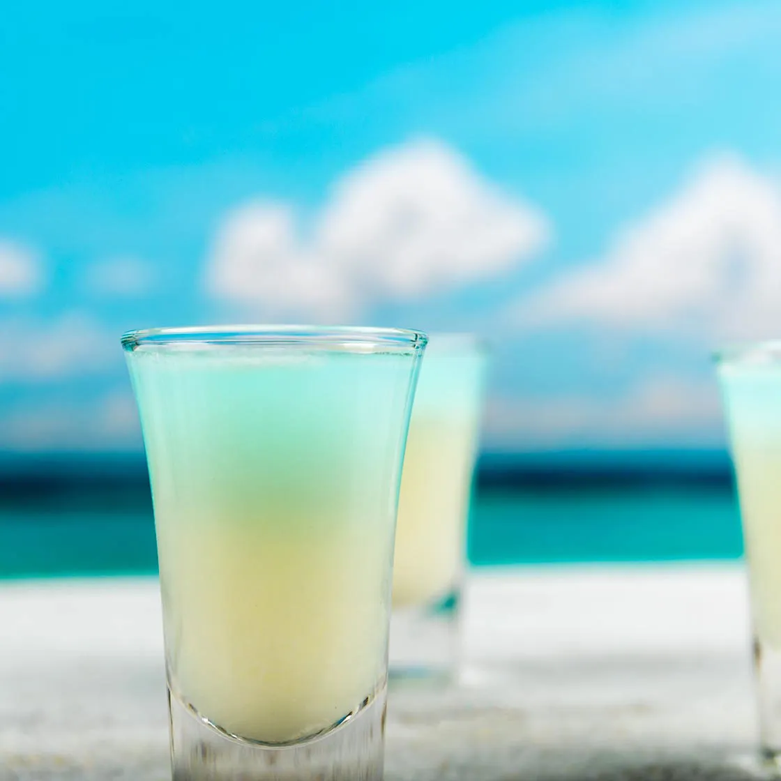 24340 mixing cocktail